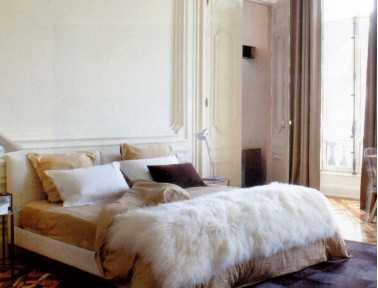 Mongolian lambskin blanket at the end of the bed, size 200 x 80 cm