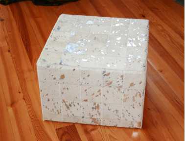 Pouf en patchwork de peau de vache blanche argentée