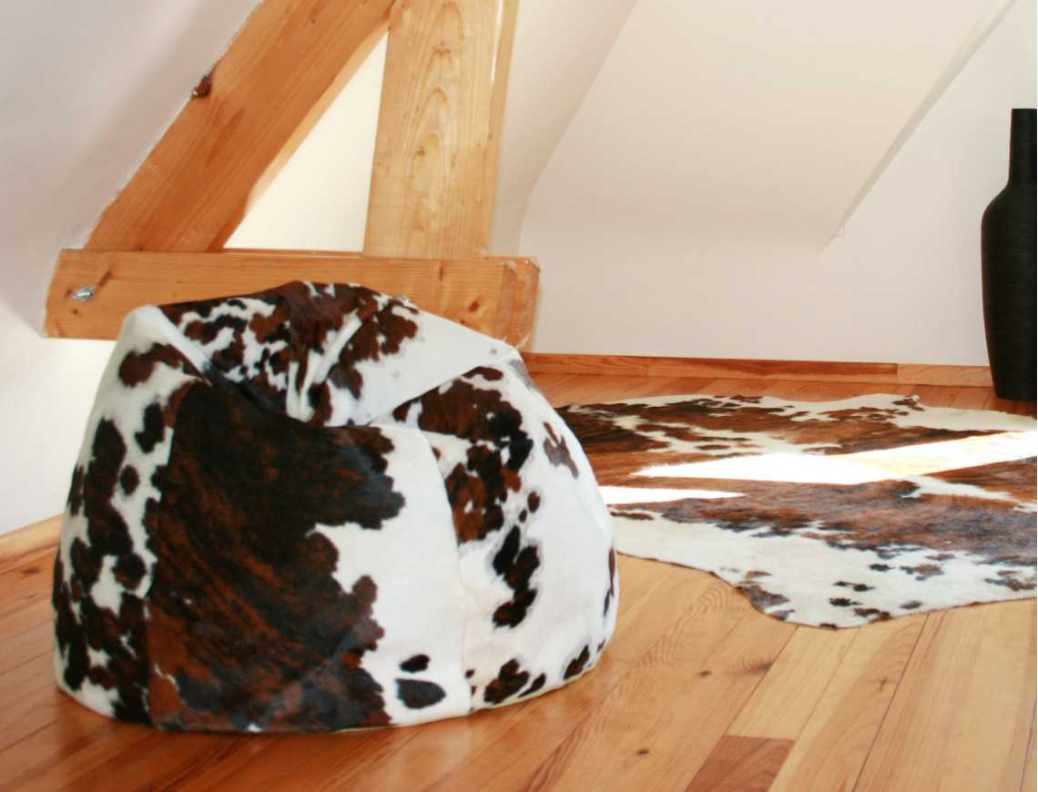 Oscar pouf armchair in Normandy cowhide