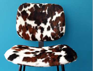 Chaise en peau de vache Normande "Pompon" by Sonia M
