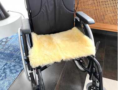 Assise fauteuil roulant en mouton médicalisée anti-escarres