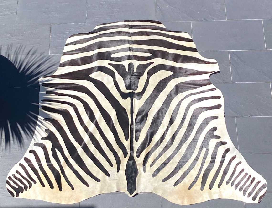 Peau de vache zèbre sur fond beige