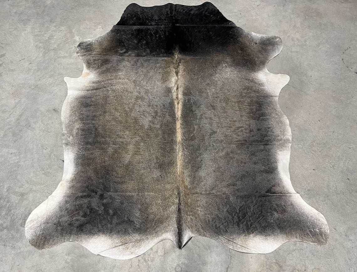 Tapis peau de vache grise foncée bringée naturelle