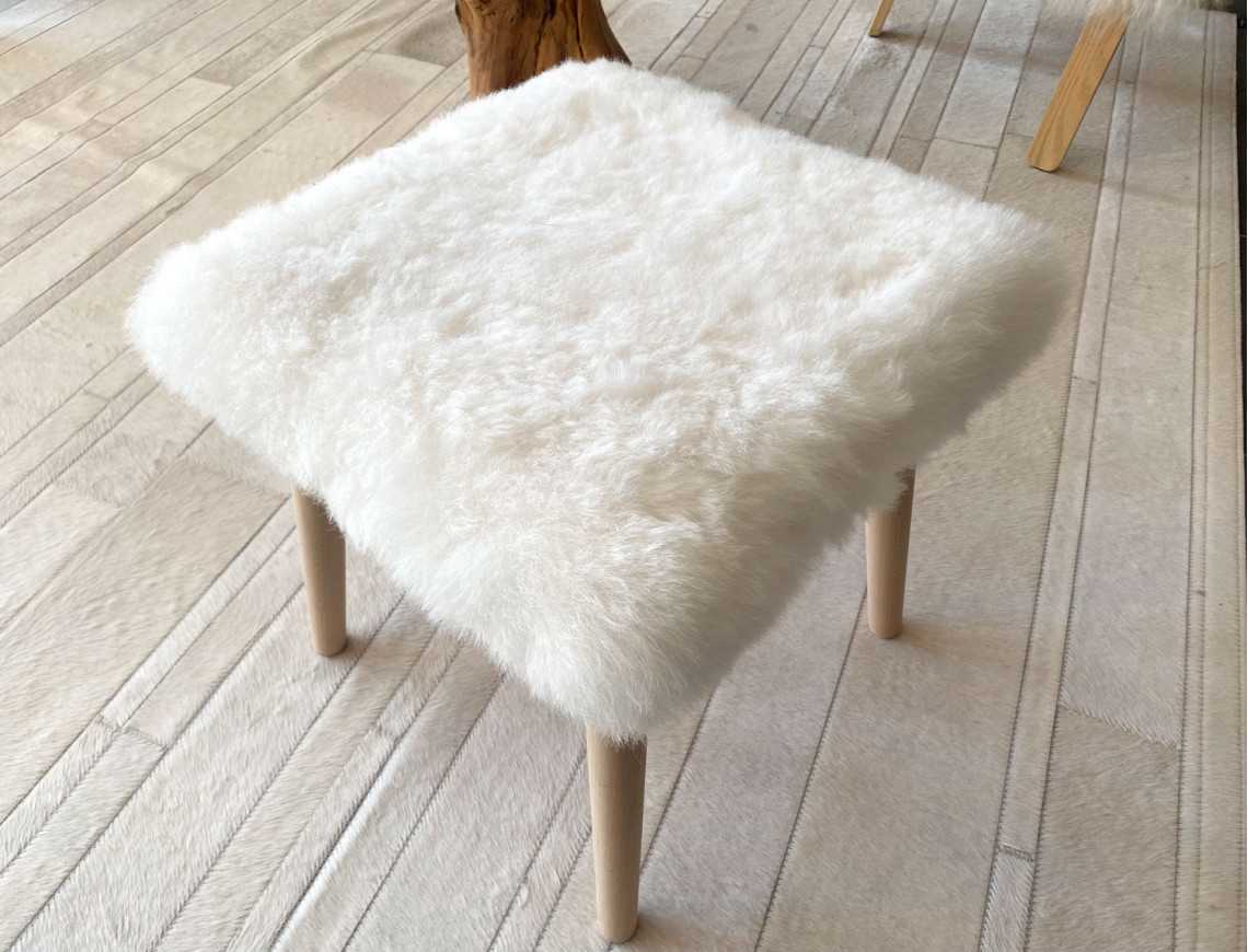 Tabouret Mouton Naturel avec Pieds en Bois - Confort et Élégance Naturelle