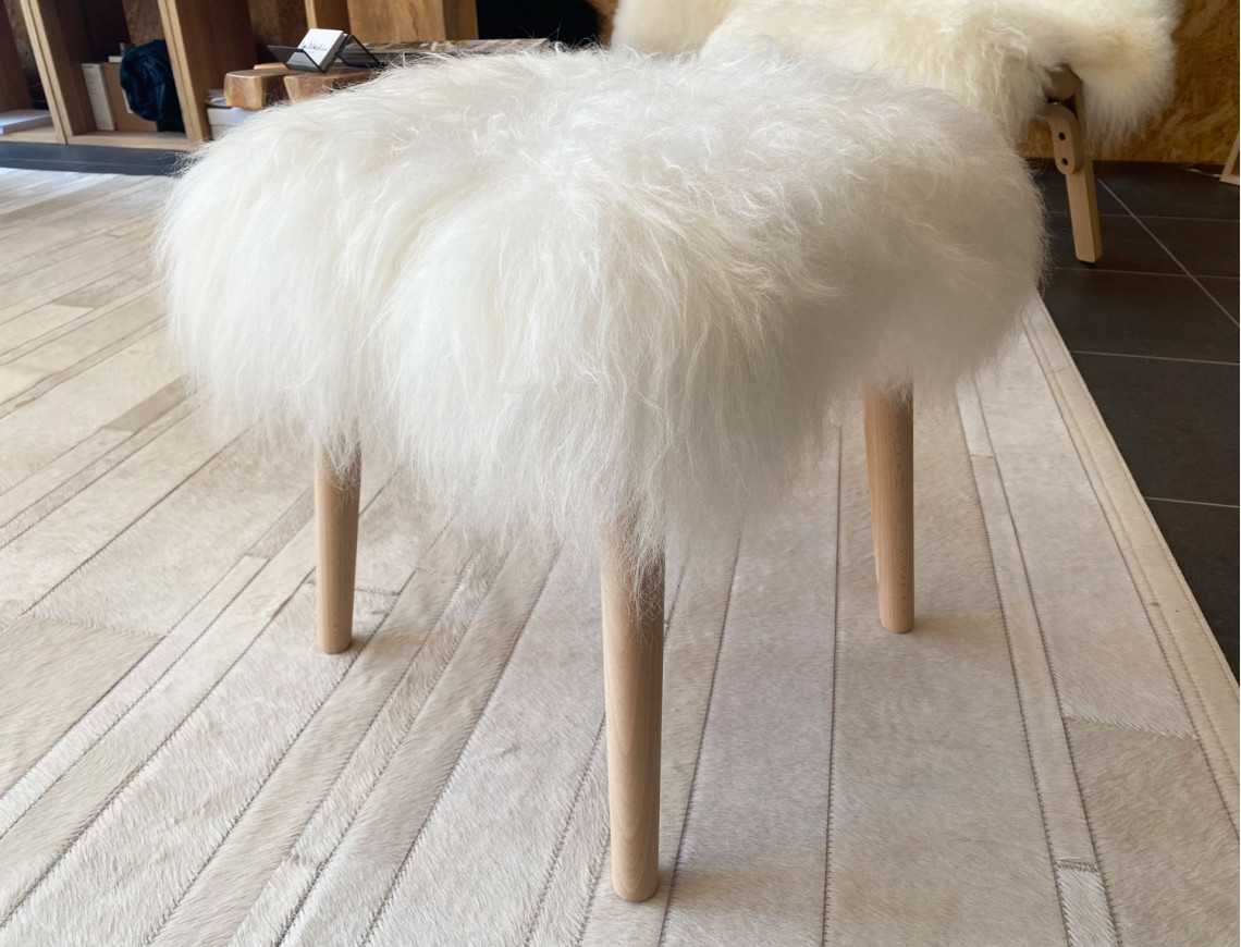 Tabouret Mouton Islandais avec Pieds en Bois - Confort et Élégance Naturelle