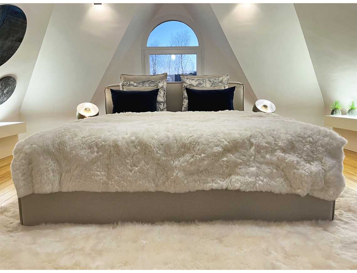 Dessus de lit blanc en fourrure de mouton