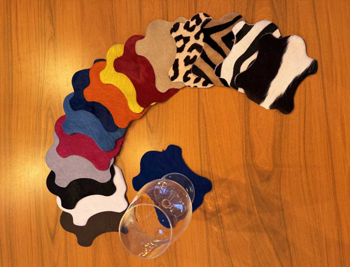 Dessous de verre en peau de vache déclinés dans de multiples couleurs