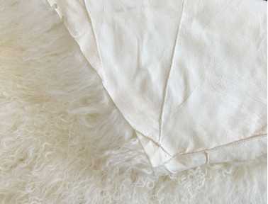 Envers de la napette 120 x 60 cm en agneau de Mongolie Blanc Ecru