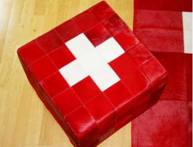 Pouf drapeau Suisse en peau de vache
