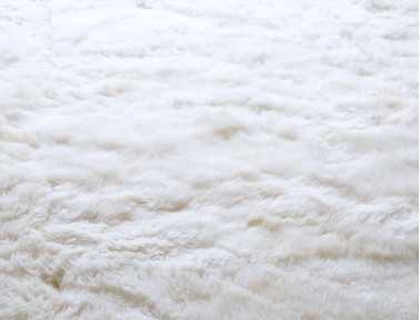 fond de texture de laine propre blanche. laine de mouton naturelle légère.  coton blanc sans couture. texture de fourrure moelleuse pour les  concepteurs. gros plan fragment de tapis de laine blanche. 24102085