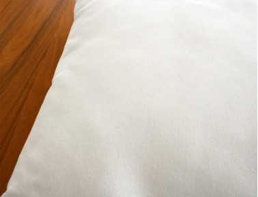 Coussin en peau de vache métallisée argent SIMPLE FACE