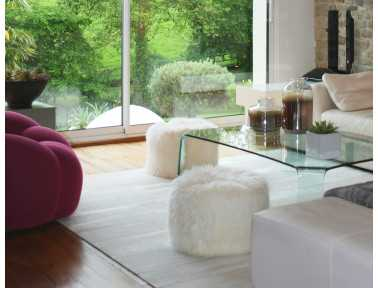 White sheepskin round pouf