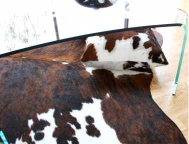 Peau de Vache Normande claire sous une table basse
